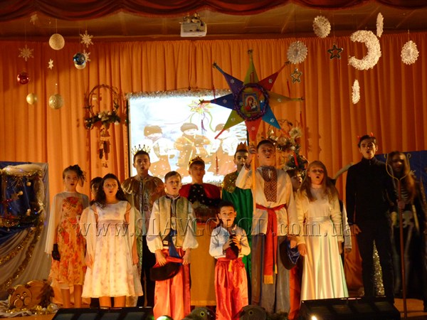 В Славянске состоялся городской открытый фестиваль – конкурс «Рождественская Звезда». Победители будут показывать вертеп на площади в Краматорске