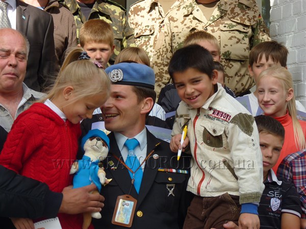 Подарки и фото на память с хорьком-миротворцем: Славянск посетили представители международной организации миротворцев ООН  и посол мира в Украине. (Фото, видео)