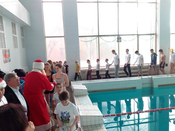 В Славянске в бассейне участников чемпионата области награждал Дед Мороз  