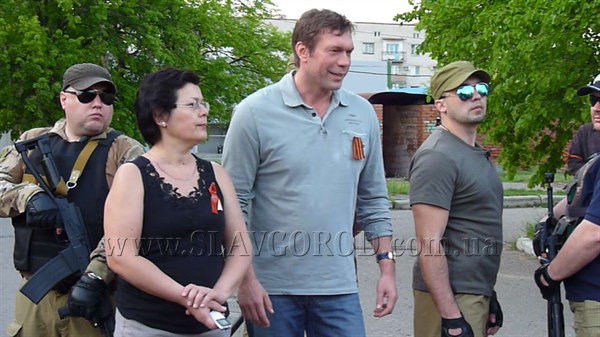 В рамках автопробега Славянск посетил кандидат на пост президента Украины Олег Царев. В поддержку ополченцев, он привёз гуманитарную помощь