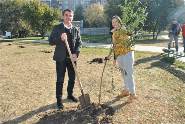 Вадим Лях и жители микрорайона Химик высадили аллею деревьев возле местной школы