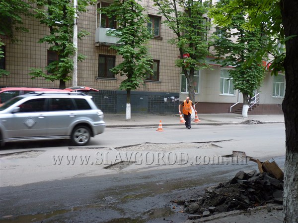 Латать ямы на дорогах в Славянске  мешает непогода. Но фрезерование асфальта  проезжей части города продолжается. 