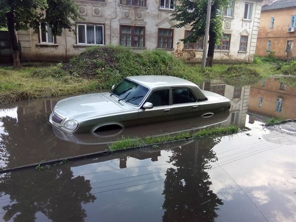 Славянск после дождичка во вторник: залитые дороги, плавающие троллейбусы, и матерящиеся пешеходы
