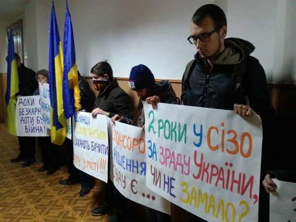 В Харькове на заседание по делу экс-мэра Славянска Нели  Штепы несколько местных жителей устроили пикет 
