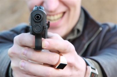 В центре Славянска 23-летний парень похитил айфон у местного жителя, при этом 7 раз выстрелив в него из травматического оружия