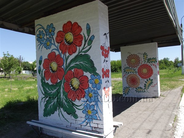 Остановки общественного транспорта в  Славянске  украшают цветами