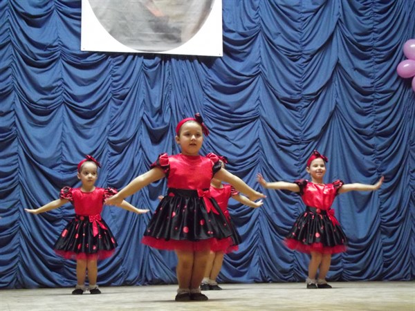 В Славянске состоялся отчетный концерт образцового ансамбля народного танца «Родничок» (фото)