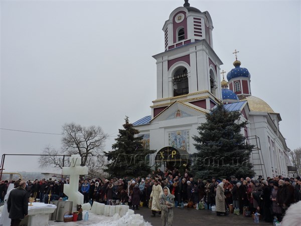 Освятить воду в церкви пришли тысячи жителей Славянска