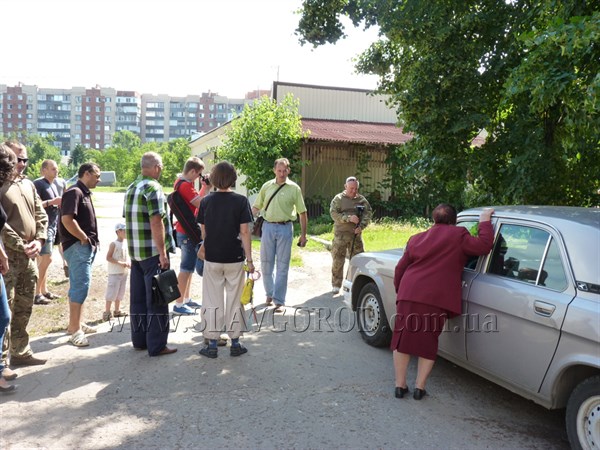 Активисты Славянска обследовали автомобили чиновников на наличие украинской символики