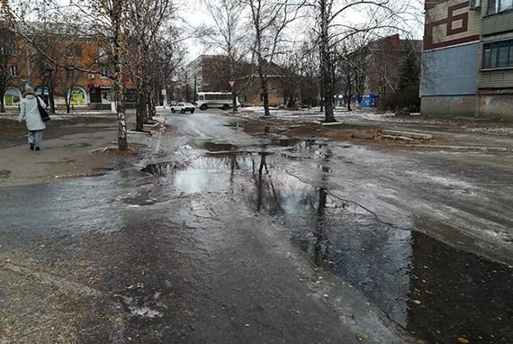 По улице Королева в Славянске из-за порыва водовода течет вода 