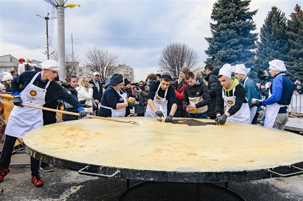В Донецкой области испекли гигантский блин и установили национальный рекорд
