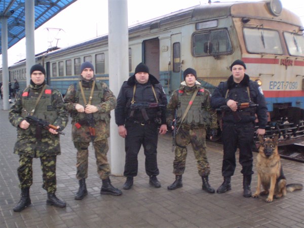 На помощь правоохранителям линейного отдела Славянска прибыли 14 сотрудников УМВД юго-западной железной дороги