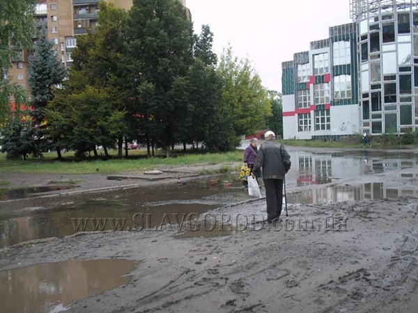 Почему после дождя в Славянске всегда невозможно пройти и изменится ли когда – нибудь ситуация к лучшему