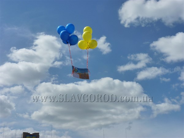 На центральной площади Славянска прошел парад вышиванок во время которого отправили письмо в небо 
