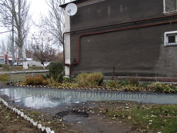 Потоп с душком: дворы трех домов на улице Свердлова затопило стоками из канализации