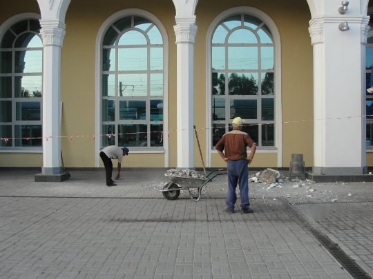 В Славянске здание железнодорожного вокзала начало разрушаться