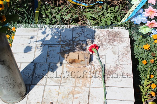 В Славянском районе очередной акт вандализма, спилили памятный крест бойцам Национальной гвардии Украины