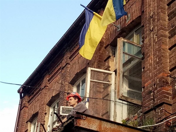 Активисты Славянска с энтузиазмом ремонтируют здание, в которое заселится молодежный центр «Теплица»