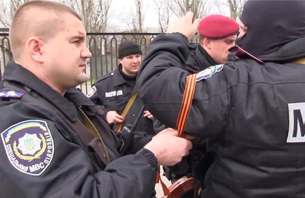 В МВД считают, что горотдел Славянска захватили ради 20 автоматов и 400 пистолетов Макарова 