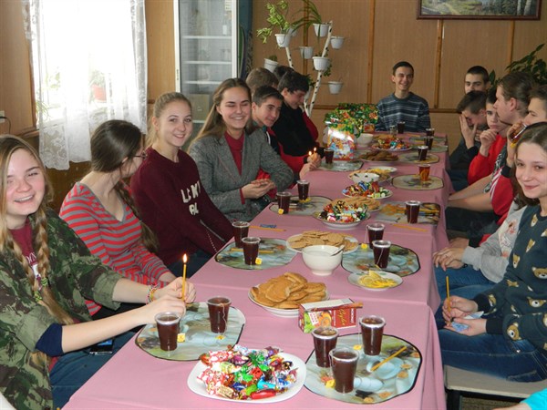 В отделении полиции Славянска дети  пили чай, зажигали огонь мира, и принимали подарки (Фото)