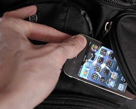 В одной из школ Славянска на перемене из сумки учителя украли мобильный телефон и деньги