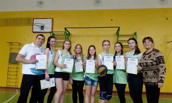 Среди школьников Славянска прошли соревнования по волейболу