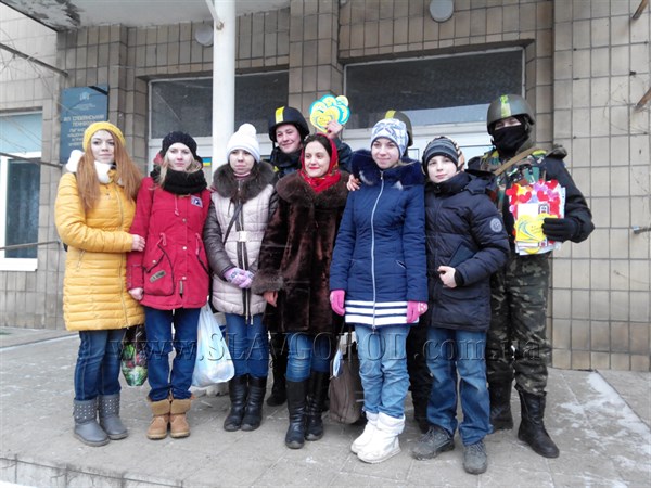 Волонтеры студенческого и ученического братства Славянска передали бойцам Национальной гвардии Украины валентинки от детей Донбасса 