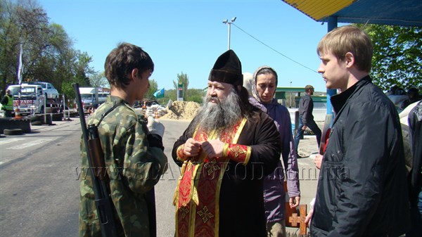 Сегодня на блокпост в Славянск из Донецка приехал иеромонах Афанасий чтобы провести молебен и благословить ополченцев 