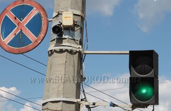 В Славянске появился говорящий светофор для незрячих горожан