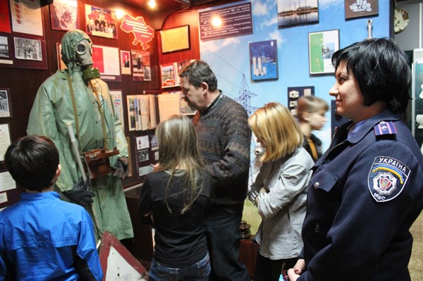Славянские правоохранители организовали детям переселенцам из  Дзержинска экскурсию в краеведческий музей.