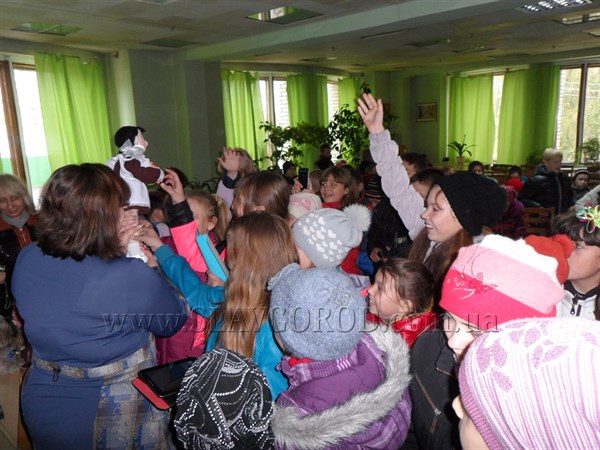  «Страна кукляндия»: в Центральной библиотеке Славянска открылась выставка кукол 