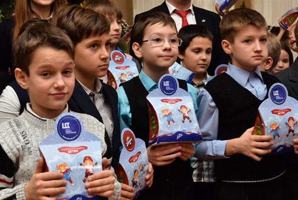 Учащиеся школ и интернатов Донецкой области получили шоколадные наборы и сувенирную продукцию (ФОТО) 