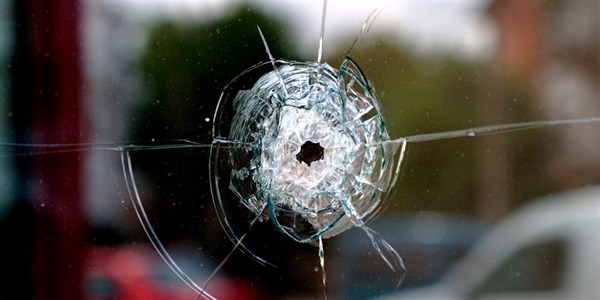 Шальная пуля или покушение: в Славянском районе неизвестный выстрелил в окно местного жителя