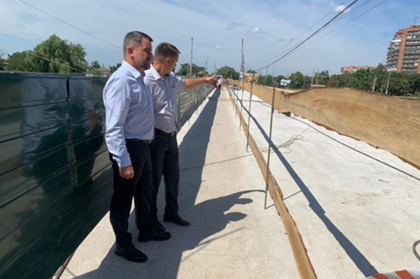 Глава ВГА Славянска оценил работы по восстановлению моста