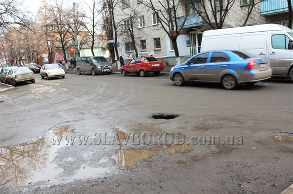 Фотофакт: непростая дорога к культуре. Славянцы, будьте внимательны, рядом с дворцом культуры имени «Ленина» провалился асфальт