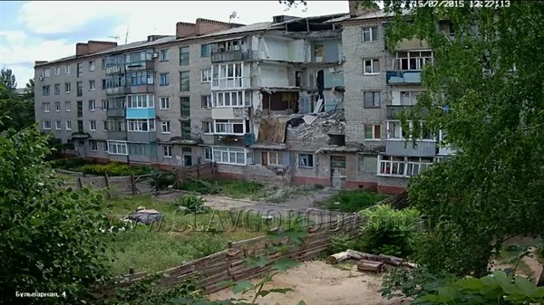 Житель Славянска указывает на бездействие властей, демонстрируя в режиме online полуразрушенный в результате боев многоэтажный дом  