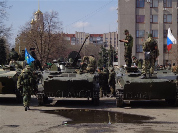 И.о. президента Украины Александр Турчинов пообещал отдать под суд украинских солдат, которые вчера зашли в Славянск на боевой технике под флагом России