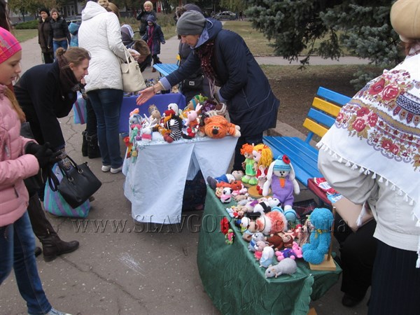 В Славянске в День защитника Украины плели сетку и собирали средства для воинов АТО