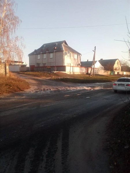 В Славянске сотрудники водоканала не реагируют на вызовы горожан, чтобы устранить течь на улице