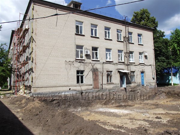 В Славянской клинической больнице выкопали котлован под будущую пристройку