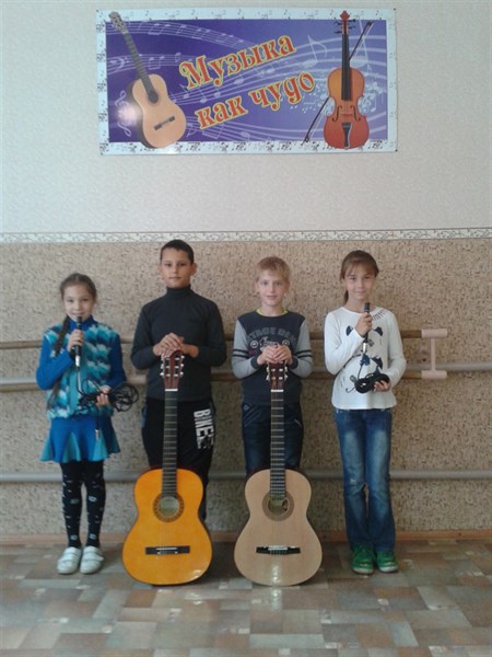 Под звук гитары звонкой: школе искусств поселка Былбасовка Славянского района подарили  новые гитары и микрофоны