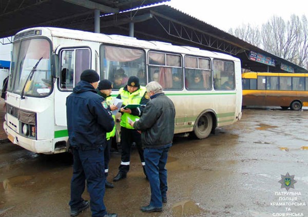 Патрульная полиция проверила автобусников Славянска и составила на водителей админматериалы 