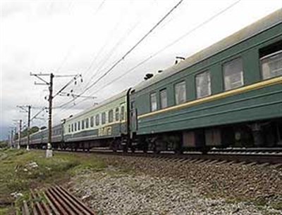 Чудом осталась жива: на перроне станции Славянск женщина упала на железнодорожный путь прямо перед электричкой