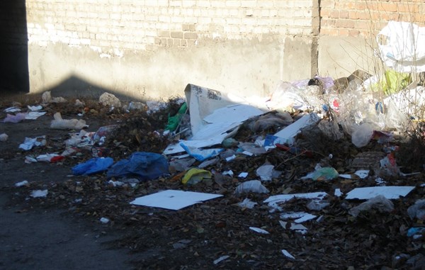 В районе железнодорожного вокзала Славянска образовались мусорные свалки