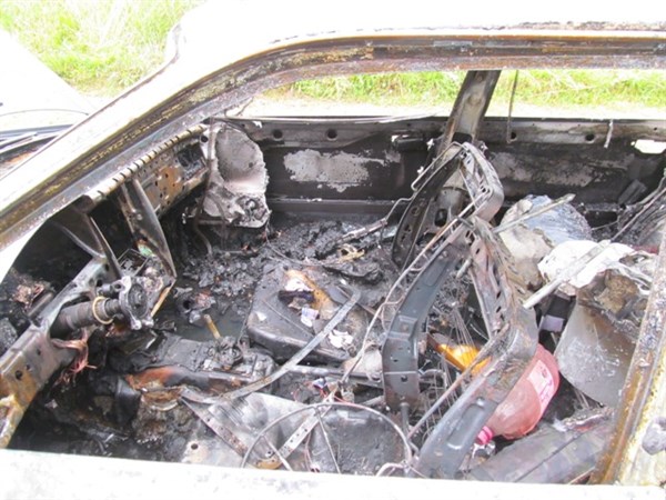 В Славянске двое друзей сначала покатались на чужом автомобиле, а затем сожгли его на пустыре