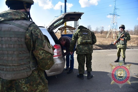 Что происходит на въезде в Славянск: полиция обыскивает даже волонтерские автомобили в поисках нелегального оружия 