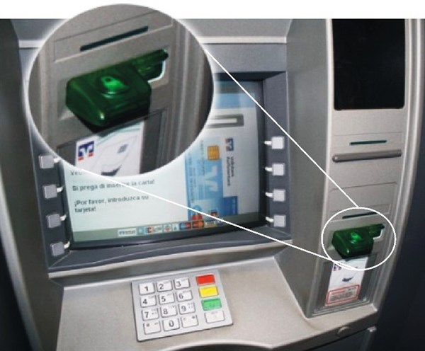 Изучите свой банкомат: У жителя Николаевки аферисты сняли деньги с карточки с помощью скимминга