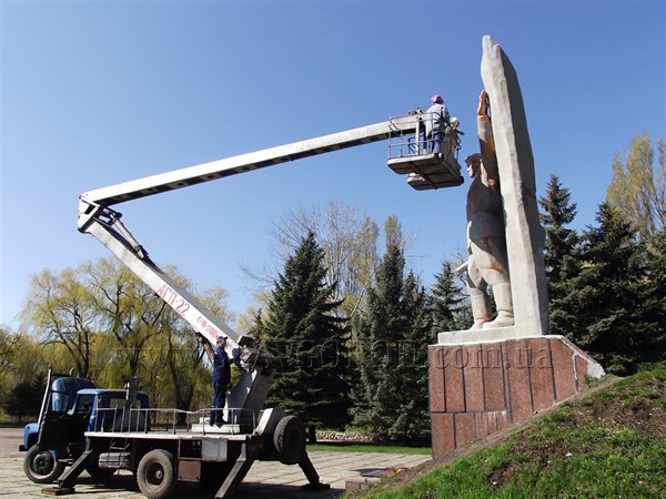 Ко Дню Победы: в Славянске начали приводить в порядок памятники