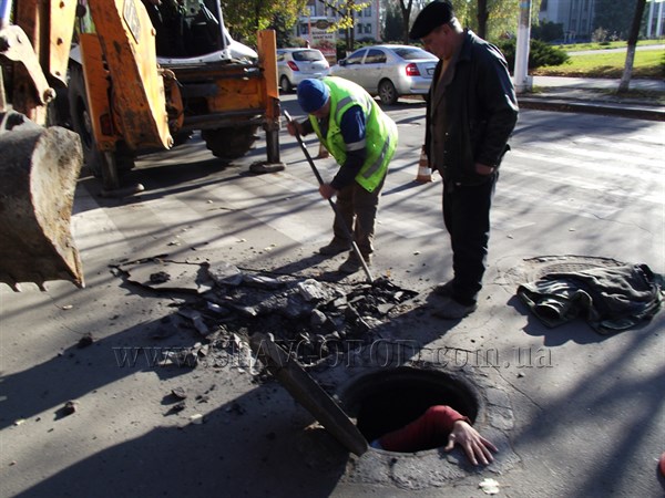 В центре Славянска раскопали дорогу: устраняют водопроводную утечку