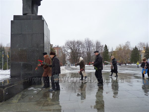 В день смерти Ленина пенсионеры Славянска продолжают носить к памятнику цветы (Видео)